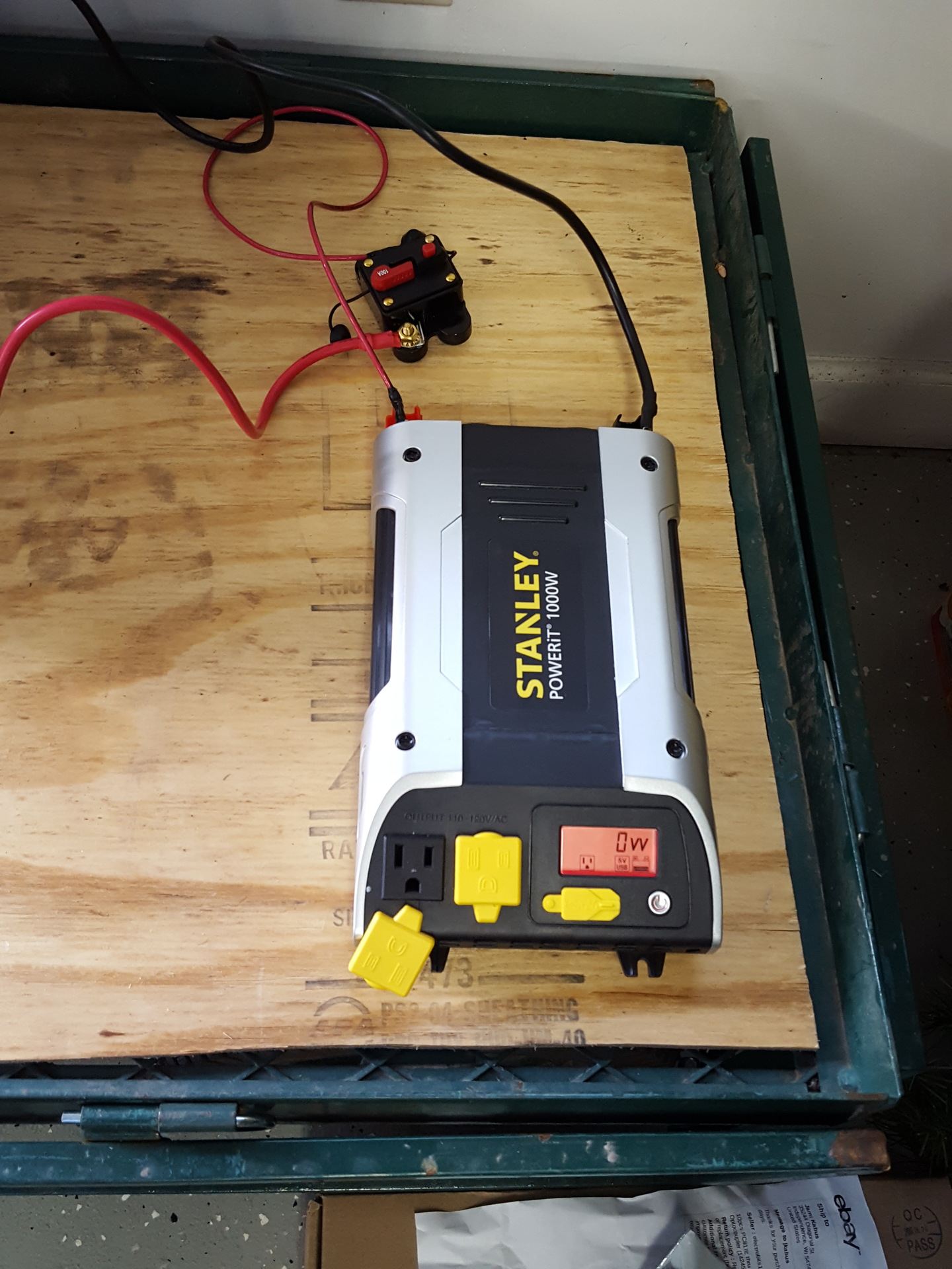 Solar inverter unit in an off-grid home installation
