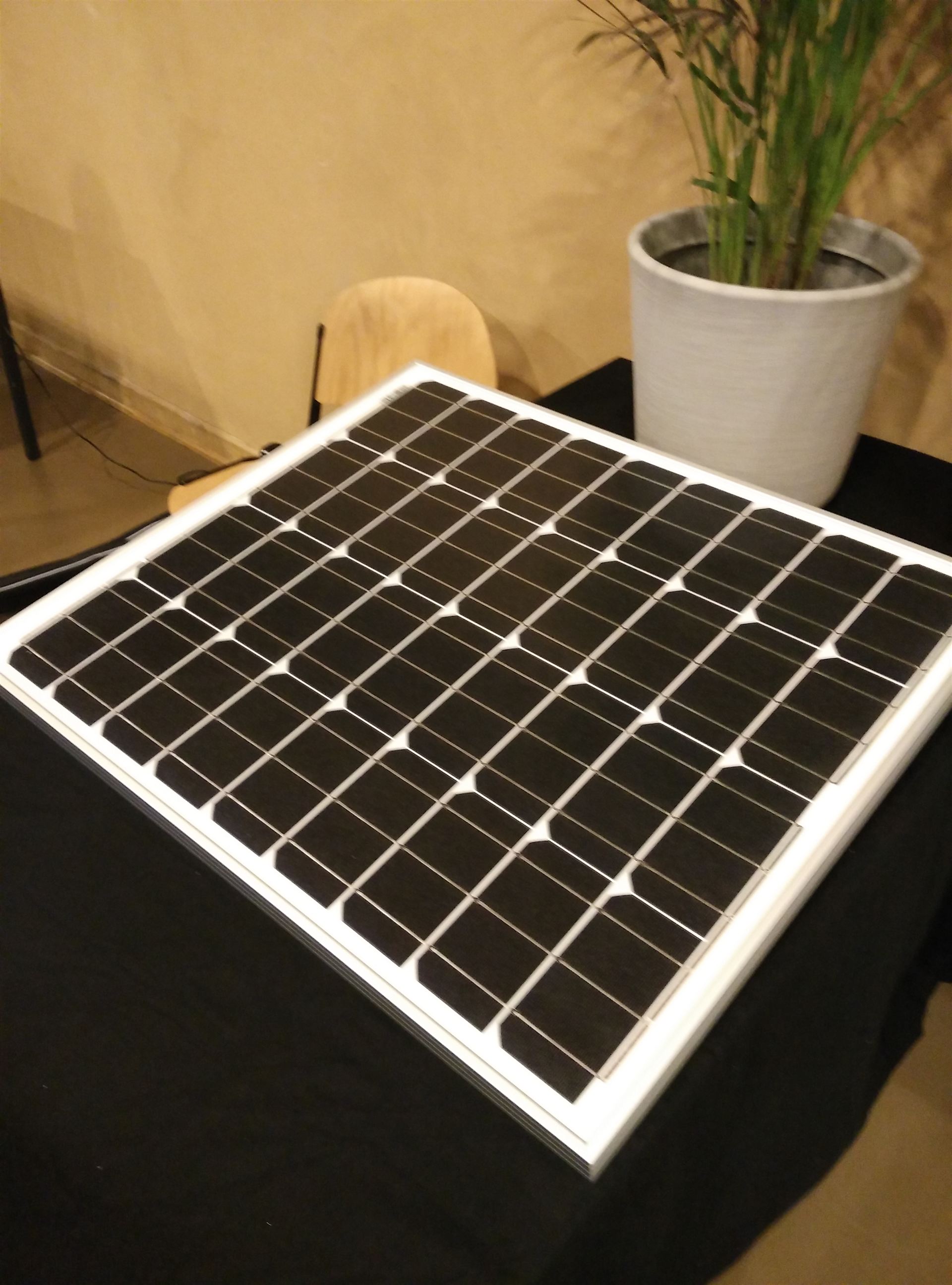 Monocrystalline silicon solar panel - dark uniform colour